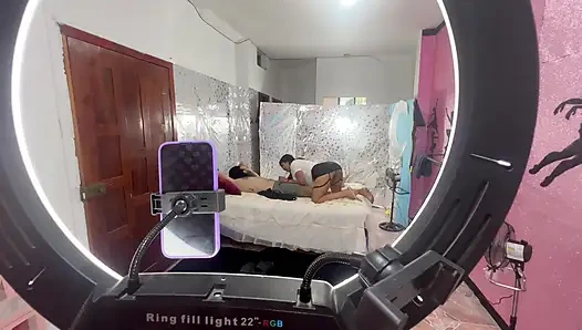 Грудастая падчерица застала свою фигуристую мачеху, занимаюсь сексом с ее пасыном, и присоединяется к, и у них есть вкусный тройничок ЖЖМ