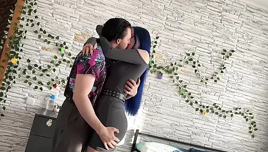 Mavi Saçlı Seksi Elbiseli Bebekle Aldatmak Şu Şekilde Sona Erdi
