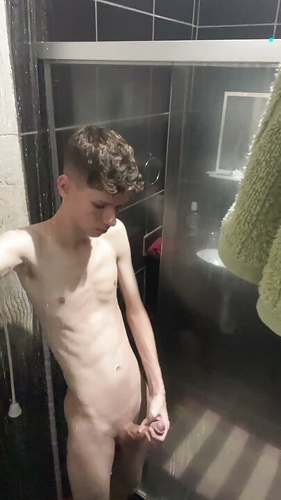 Twink pokazuje svoje telo i goli u tuširanju