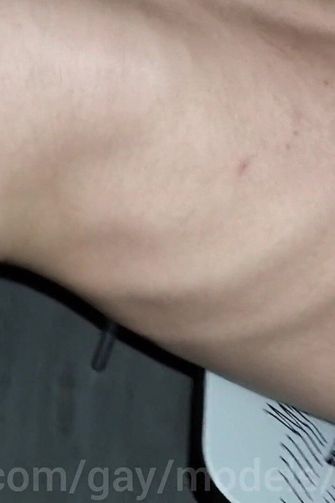 Joder lechoso twink correrse y correrse justo en la cocina hasta que los padres nos vieron, exclusivo