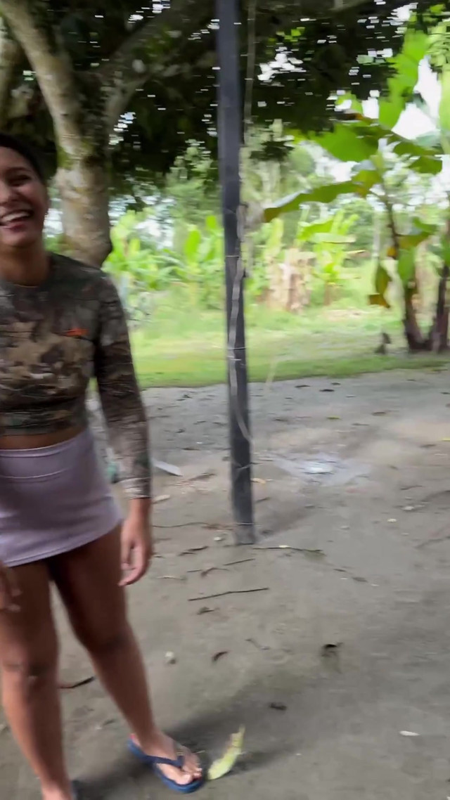 MY PEASANT NEIGHBOR COMES TO LOSE ME LEMONS AND I GIVE HER MILK I HOPE HER HUSBAND DOESN'T ARRIVE QUICKLY