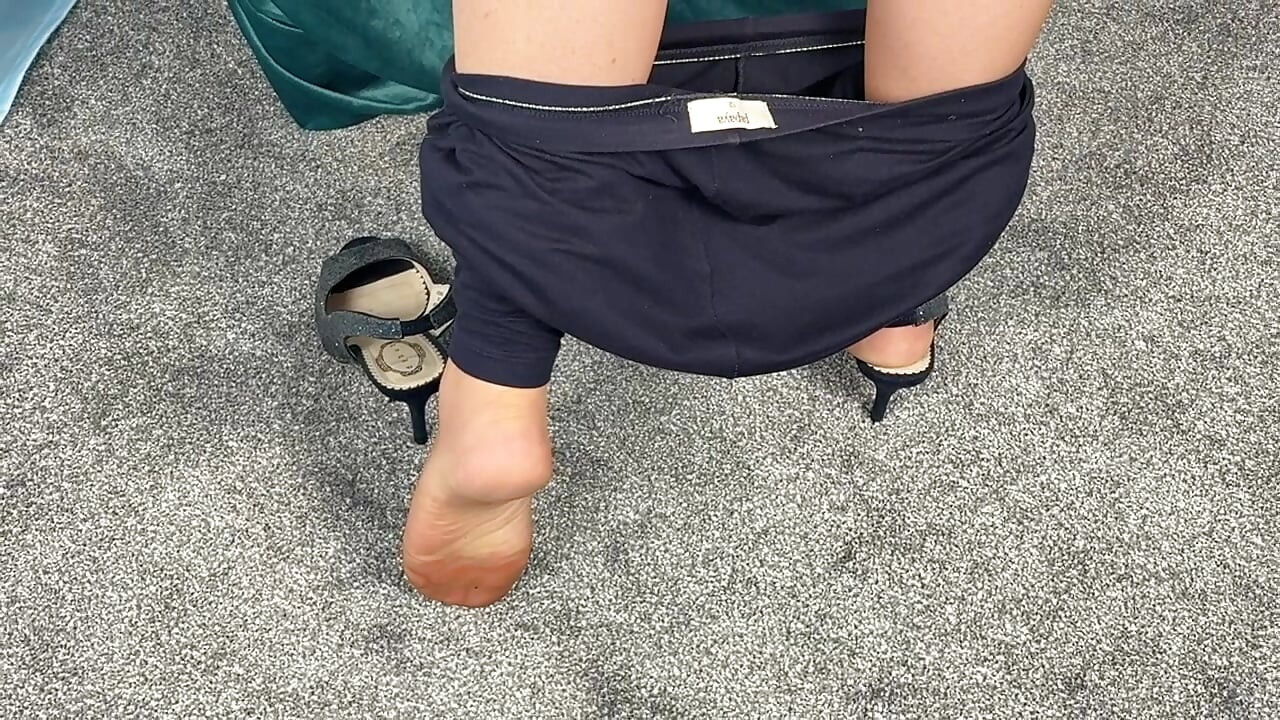 Mrs Mature Feet and her Big Granny Pants 423