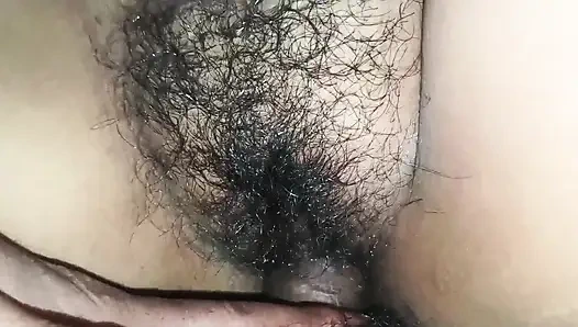 Он открыл мою сари и полностью осушил мою прекрасную киску, трахая мою киску.