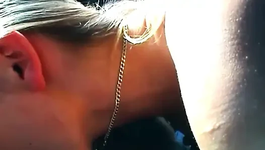 Blondine lutscht schwanz und zeigt feuchte muschi im auto