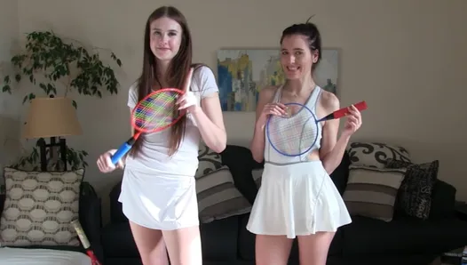 Deux filles sexy jouent au badminton d’intérieur dans un jeu de strip-tease