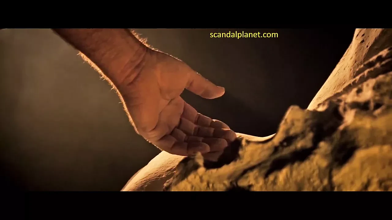 Emilia Clarke nahá v hlase z kamene scandalplanet.com