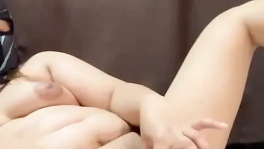 Istri menonton film porno sambil colok memek