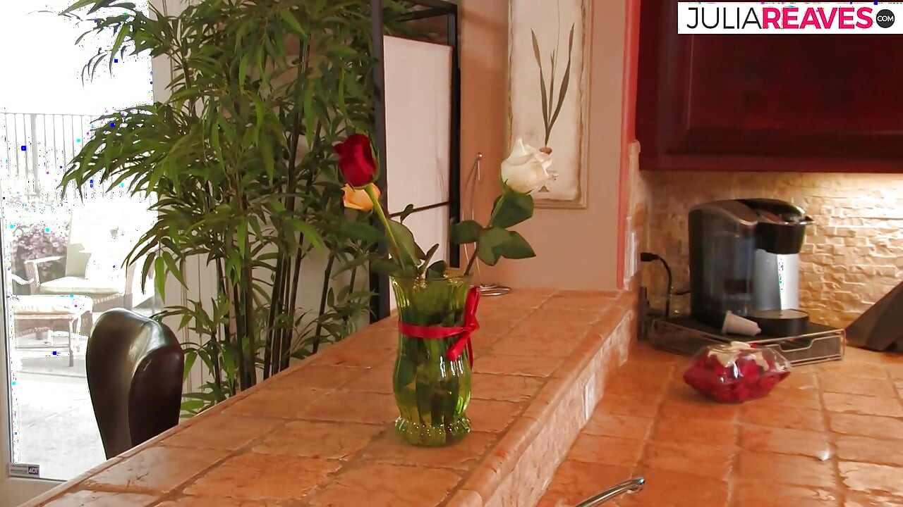 فتاة تتعرض للإصبع في مؤخرتها ثم تتناك حتى تصل إلى شاعرة القذف