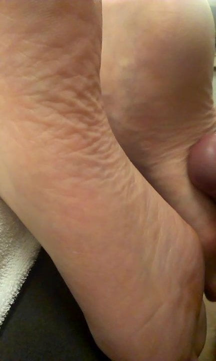 Pau brincando com os pés