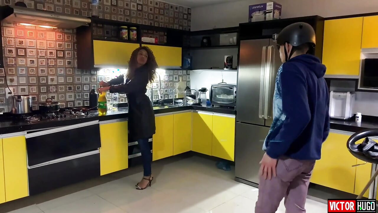 Вона так добре смокче мій член