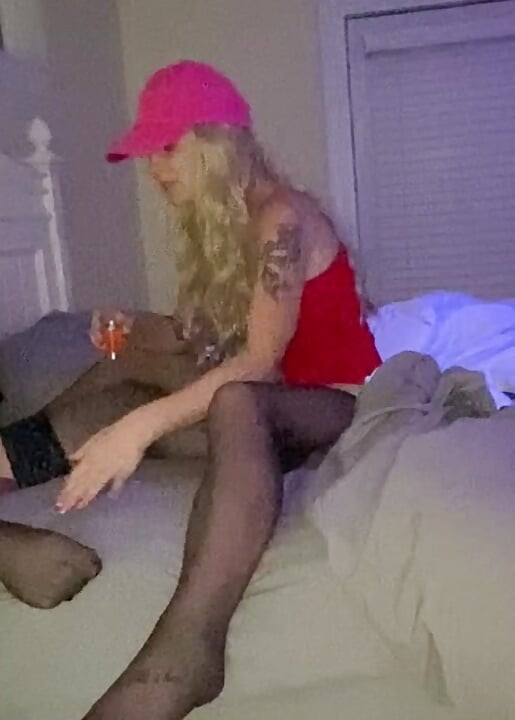 Partie 2, une chaudasse mariée et son mari travesti en lingerie et bas baisent