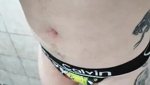 Ich liebkose, drücke und spritze meinen haarigen bauch auf