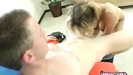 Une adolescente blonde excitée adore sucer et baiser la bite de son prof
