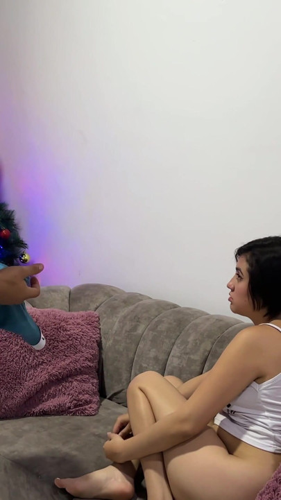 Jeg onanerer med undertøyet til min latinske stebror, og han ender opp med å knulle meg hardt til han ender opp med å komme inne i fitta mi | Klipp 1