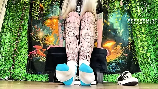 67 Giantess школьные хулиганы склоняют ботаника поклоняться моему массивному размеру 16 вонючие ноги - удаление обуви и носа