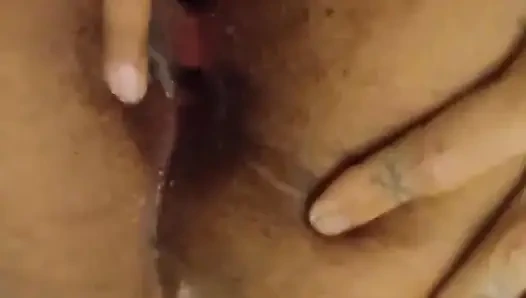 Pantat dan memek cewek semok kulit hitam ini di-fingering dan dientot habis-habisan sama suaminya sampai kencing di mana-mana