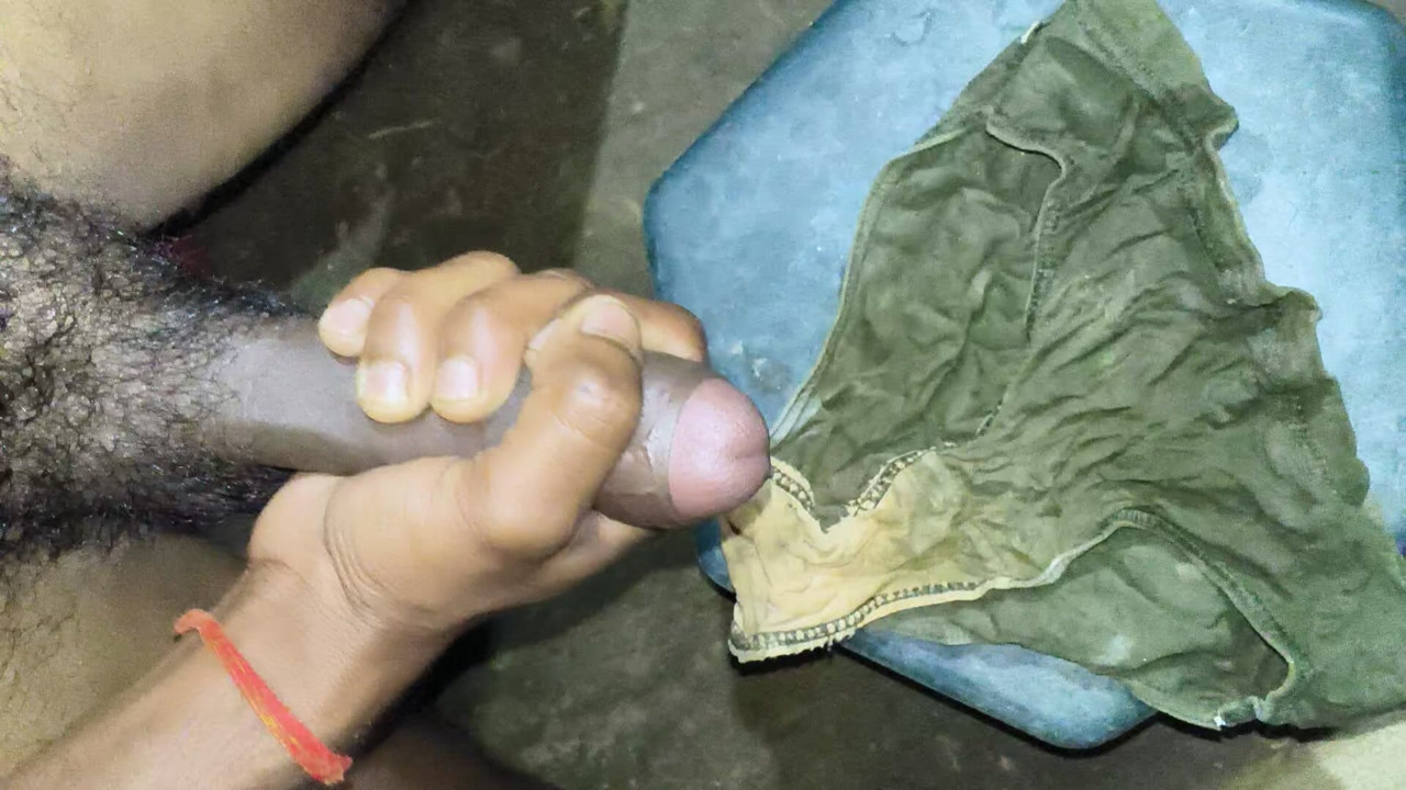 Chachi ka panty me pani gira diya raat me