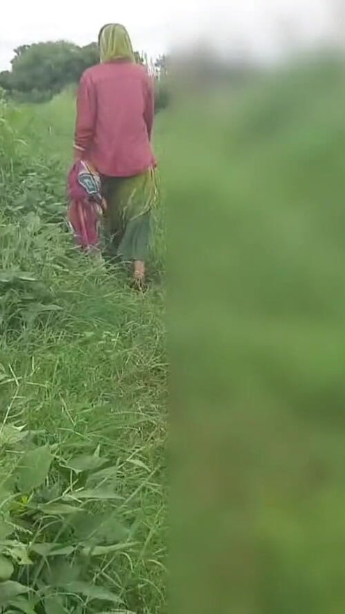 Starea de spirit a cumnatei care se plimbă pe câmpurile deschise din pădure devine să scape de cumnata care stă pe câmp și își bagă degetele în cur în aer liber | Clip 2