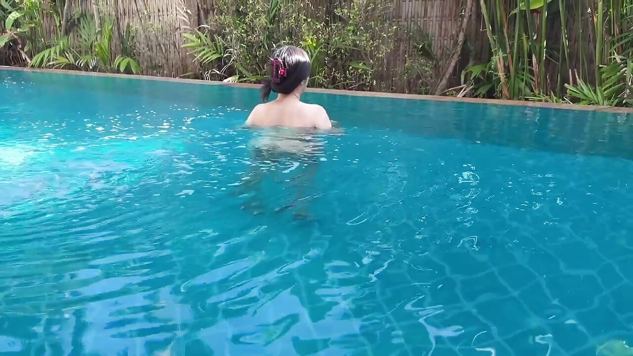 ชาวจีนสุดฮอตเย็ดหัวและโดนเย็ดในสระว่ายน้ํา