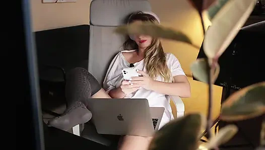 Ehefrau masturbiert verzweifelt für ihren abonnenten, während ihr ehemann nicht zu hause ist