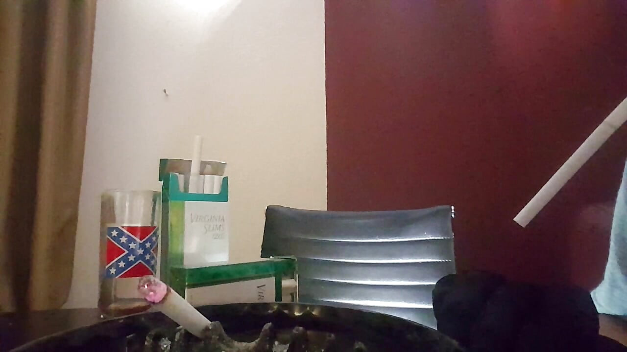 KIRLI KÜL TABLAM VS120 VE SAHIBI ELDIVENLERLE SIGARA IÇIYOR