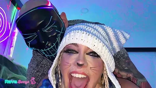 Похотливая зайчик Khloe Kapri покрывают ее лицо спермой!