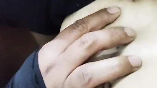 Müslüman seema hindu erkek arkadaşının yarağını emmek için kocasını aldatıyor