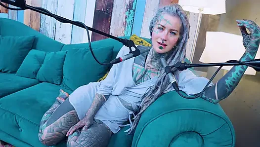 Z hakkında konuşuyorum - zeal - asmr podcast sfw konuşuyor gotik sıska kız dreadlocks dövmeli model dövmeli kız