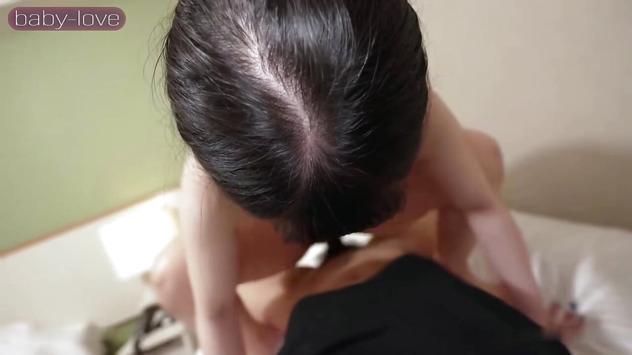 Bratty namorada de cabelo preto. Chama o namorado no meio da cena e depois gozada interna de qualquer maneira
