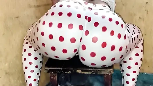 Noktalı beyaz tayt poposu