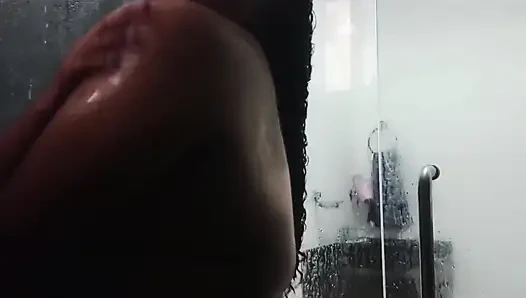 Tombul evli kadın duşta