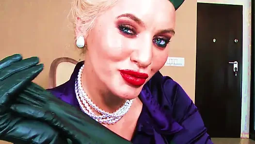 Бонд-модель заставила мужчин кончить