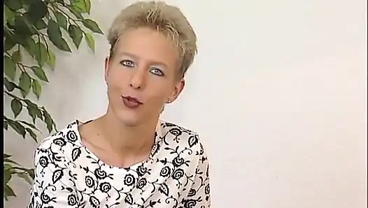 Kısa saçlı sarışın bebek oyuncu seçmelerinde amcığıyla mastürbasyon yapıyor