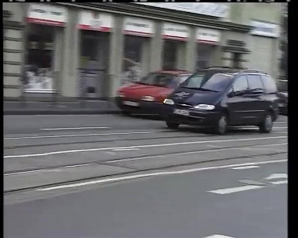 Puta alemana tetona tiene sus agujeros follados en el coche