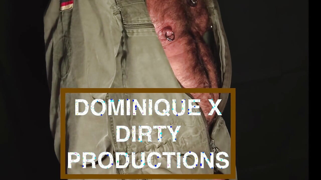 Pria merokok pipa besar