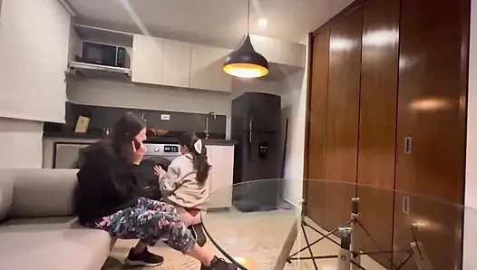 Komşu hep lezbiyen olmak istiyormuş gibi davranıyor