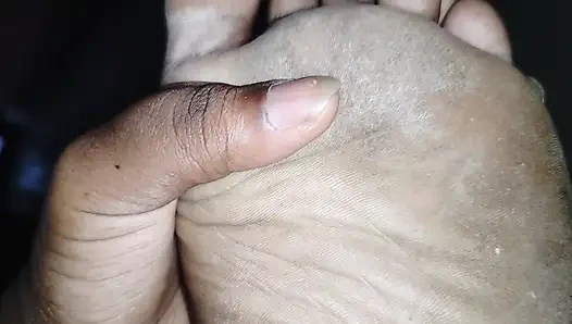 Sevimli ateşli kız 18+ tüm varlıklarınız karşılığında temiz yalamak için pis ayaklarıyla sizi kutsar.