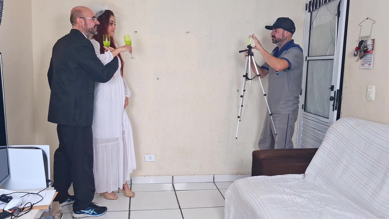 新婚新娘在拍照，而她的丈夫在外面等待