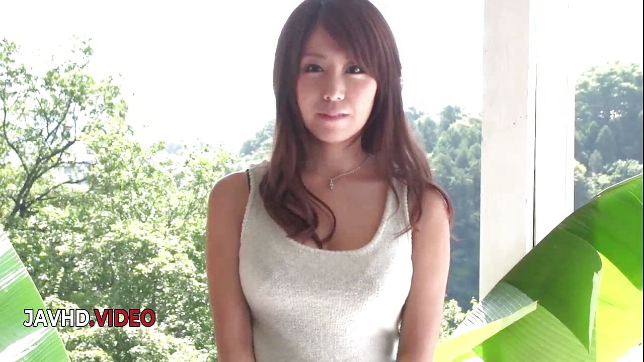 Chihiro Akino's naakte buitencreampiesessie in lingerie