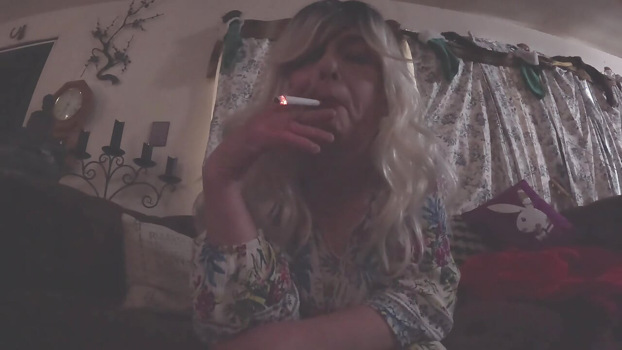 Cheryl's Smoke Break pensando em seu pau