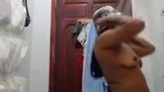 La zia indiana matura mostra il suo film di bagno corpo nudo per il suo ragazzo