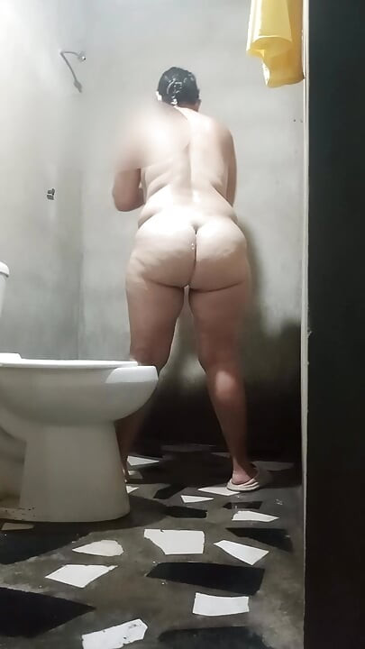 Ev yapımı video Venezuelalı kadın banyo yaparken kaydedildi