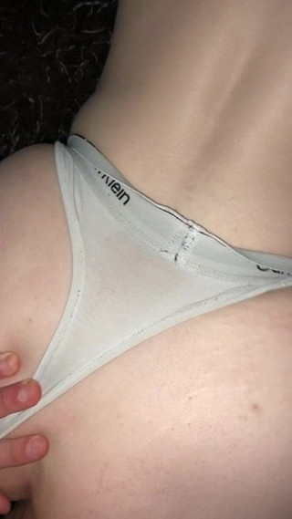 Une bombasse à gros cul en Calvin Klein se fait baiser en levrette