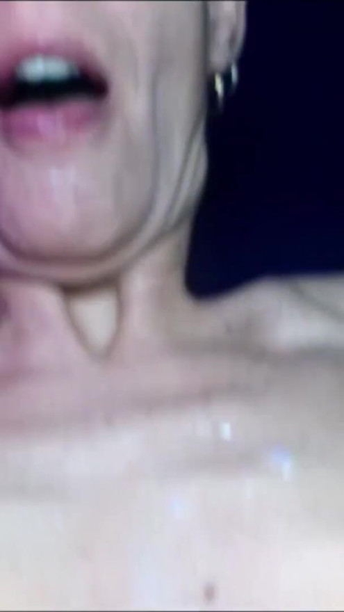 Corabitch - foda com gozada no cinema pornô em Frankfurt | Clipe 3