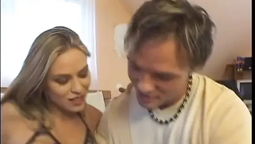 Молодая блондинка Peacherino Victoria Swingerer наслаждается, когда ее бойфренд бурит ее мокрую щель