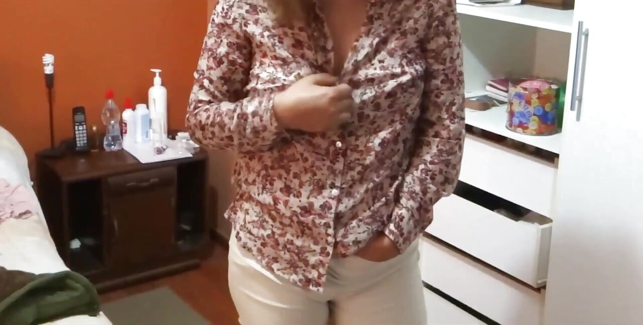 58χρονη ώριμη καλλονή δείχνει τα πλούσια βυζιά της για ρούφηγμα