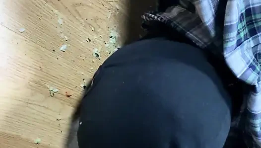 Yemeğini ayaklarım sayesinde alıyor...