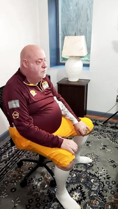 Trainer inspiziert den penis des spielers vor dem großen spiel.