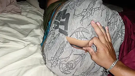 Ich ficke meine Freundin richtig hart in den Hintern, wenn sie allein zu Hause ist! Ich holte meinen Schwanz heraus und sie spreizte schnell die Beine.