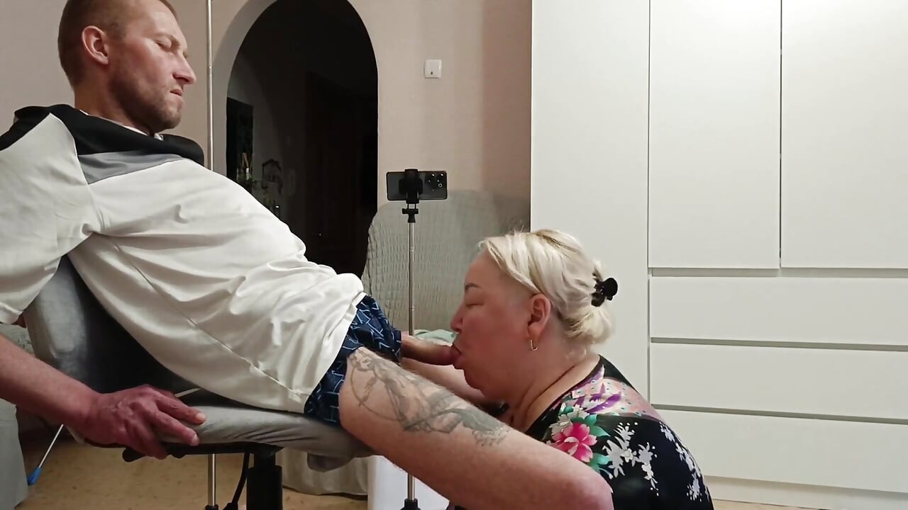 Madrastra da mamada para obtener suficiente semen